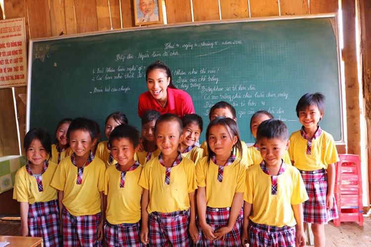 Vua om day HH Pham Huong di thien nguyen o Dien Bien-Hinh-7